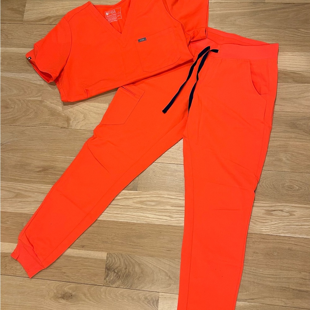 Figs Vibrant Coral Scrub Set